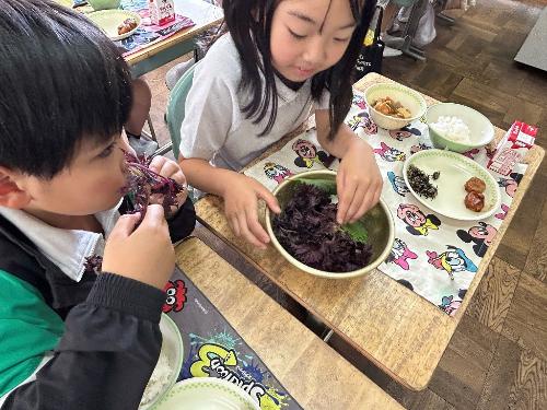 赤しそ給食3