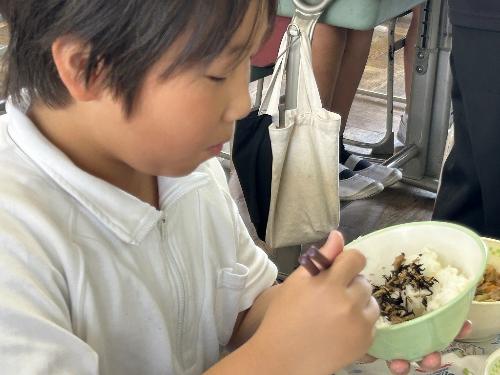 赤しそ給食5