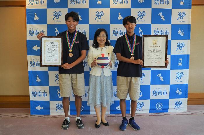 8月27日(水曜日)表敬訪問(国民スポーツ大会出場報告及びビーチバレージャパンJVAビーチバレーボール高等学校選手権大会結果報告)