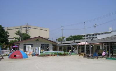 園庭から見た園舎の写真
