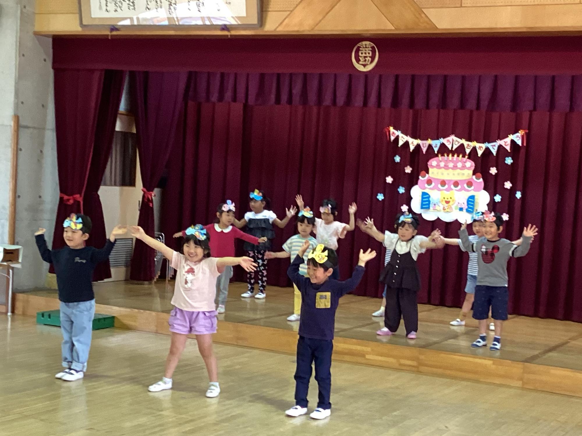 4歳児のお祝いの演技