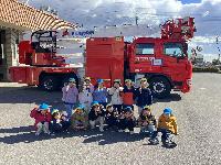 R7年度消防車の前で撮影5歳児