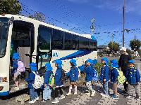 R7バス遠足へ出発