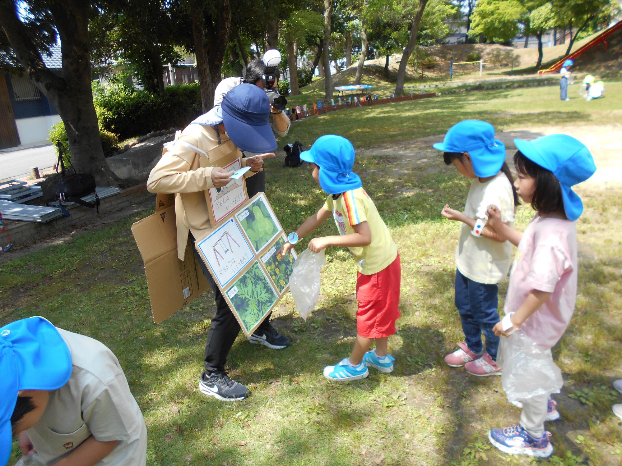 公園で先生と遊ぶ様子