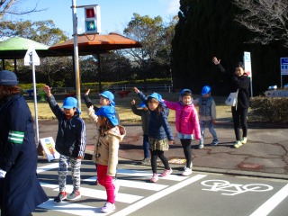 明石公園での交通教室で、横断歩道を渡る練習をしている子どもの様子