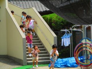 避難訓練で階段から降りてくる園児たちの写真
