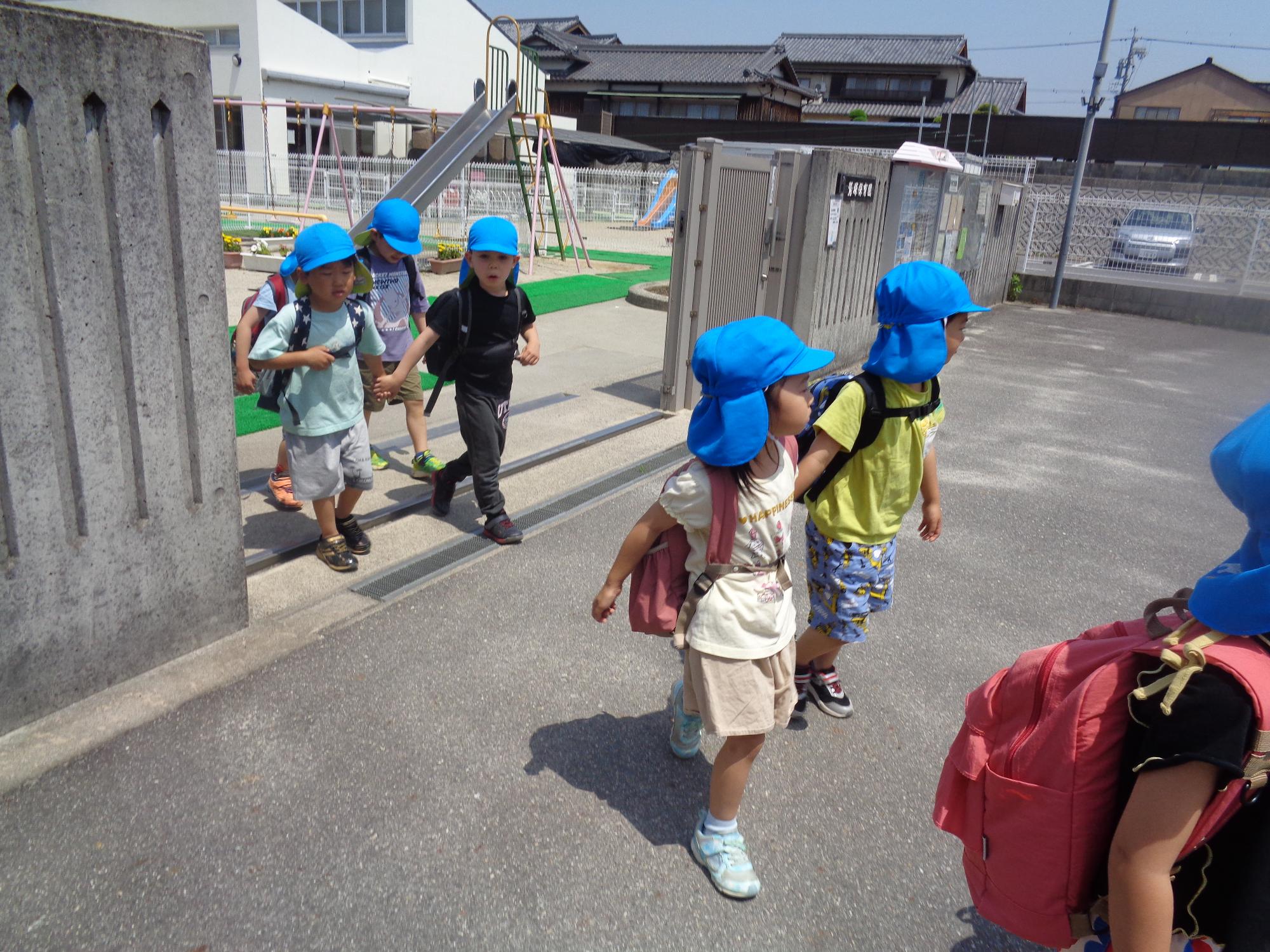 春の遠足 出発