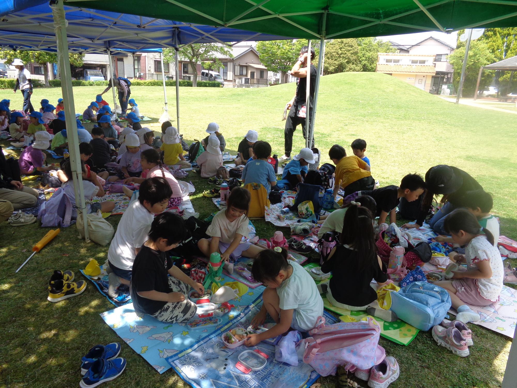 春の遠足 お弁当を食べている様子