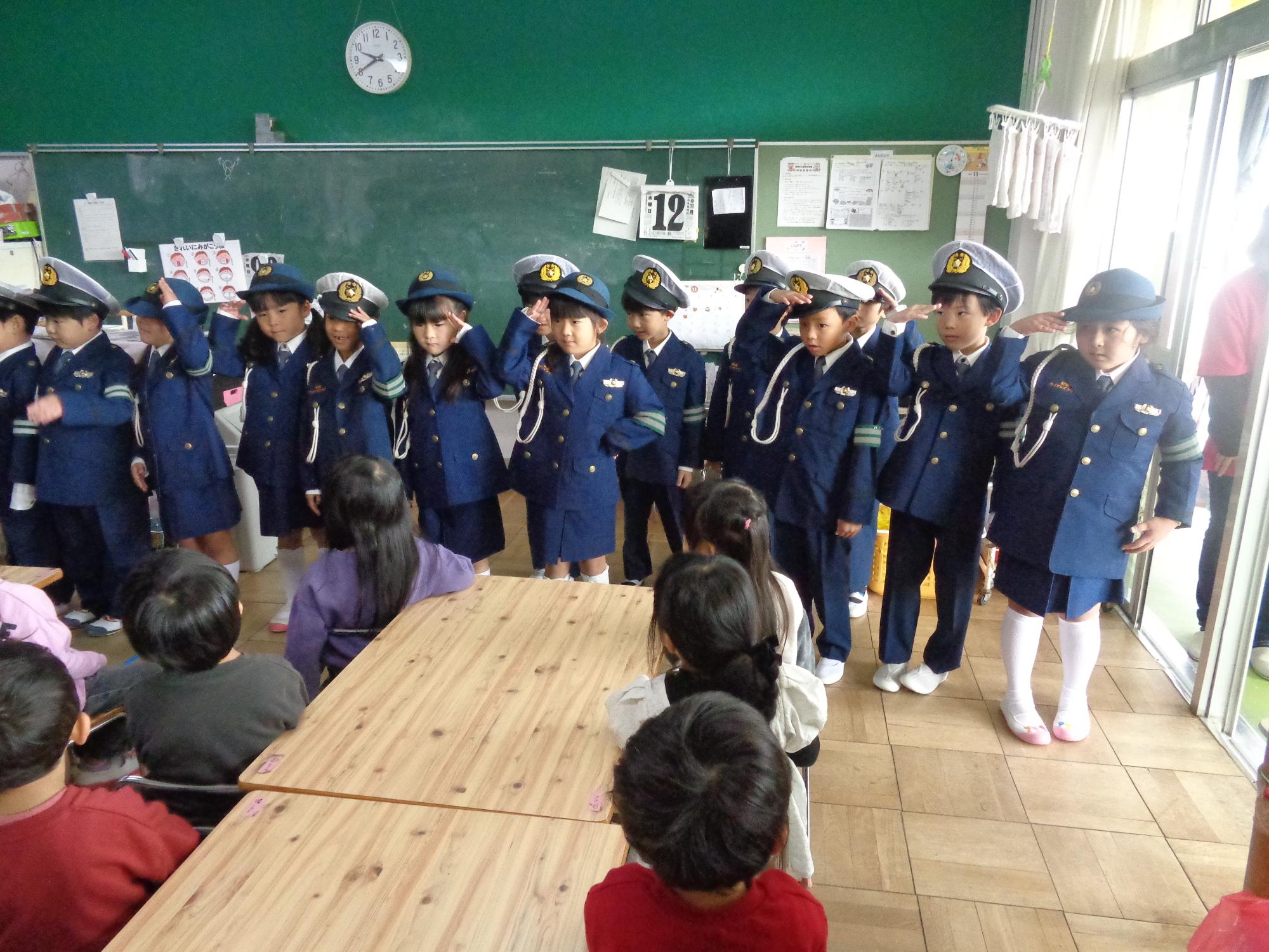 ちびっこ警察 2024 横断歩道を渡る様子