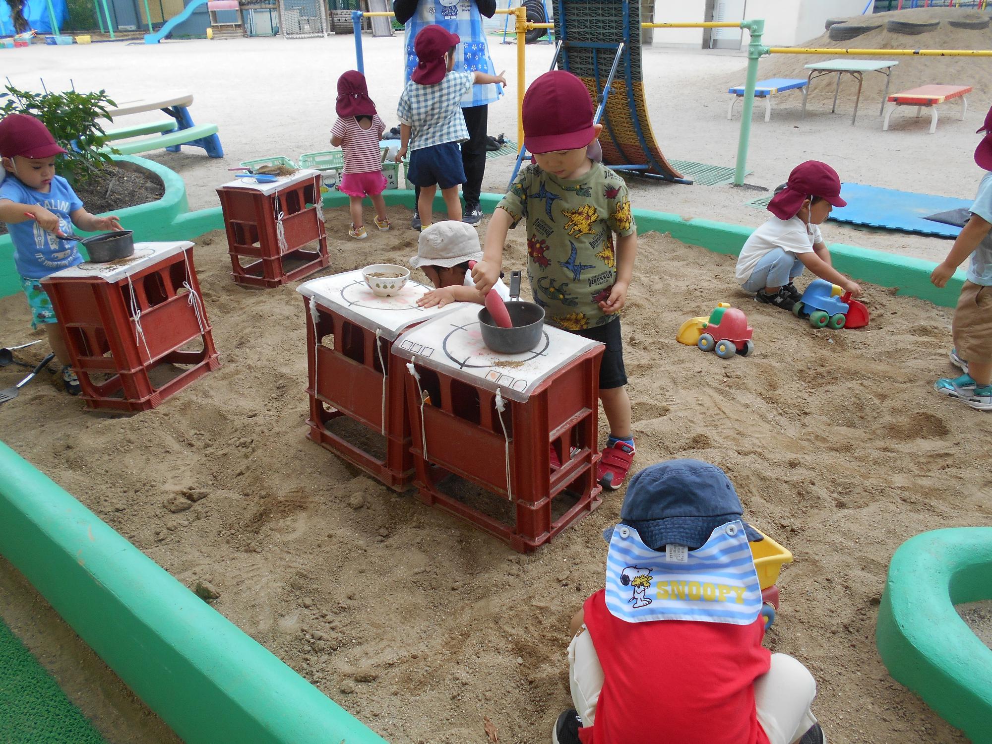 砂場で遊ぶ2歳児