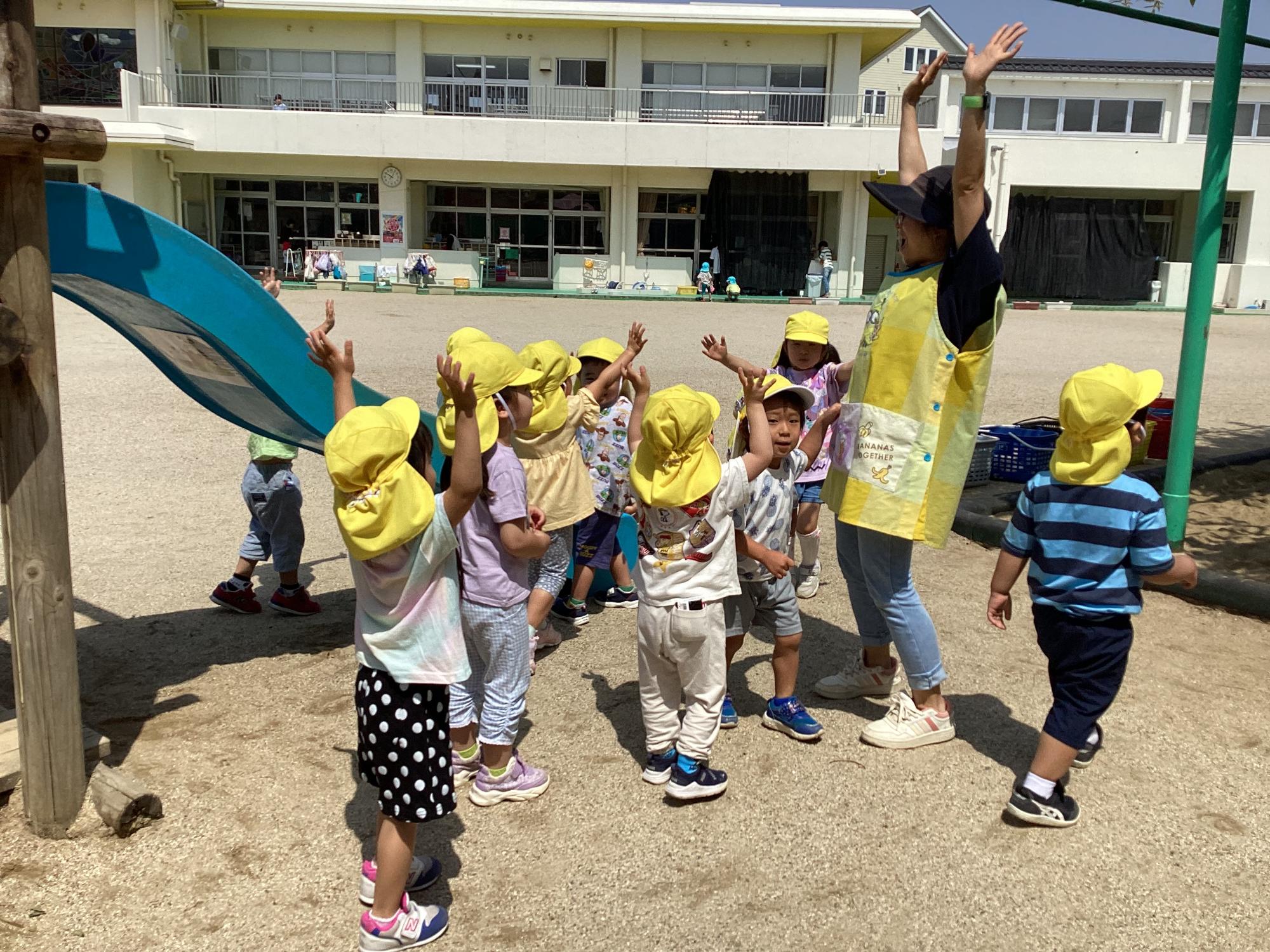 春の遠足 4歳児園庭で遊んでいる様子