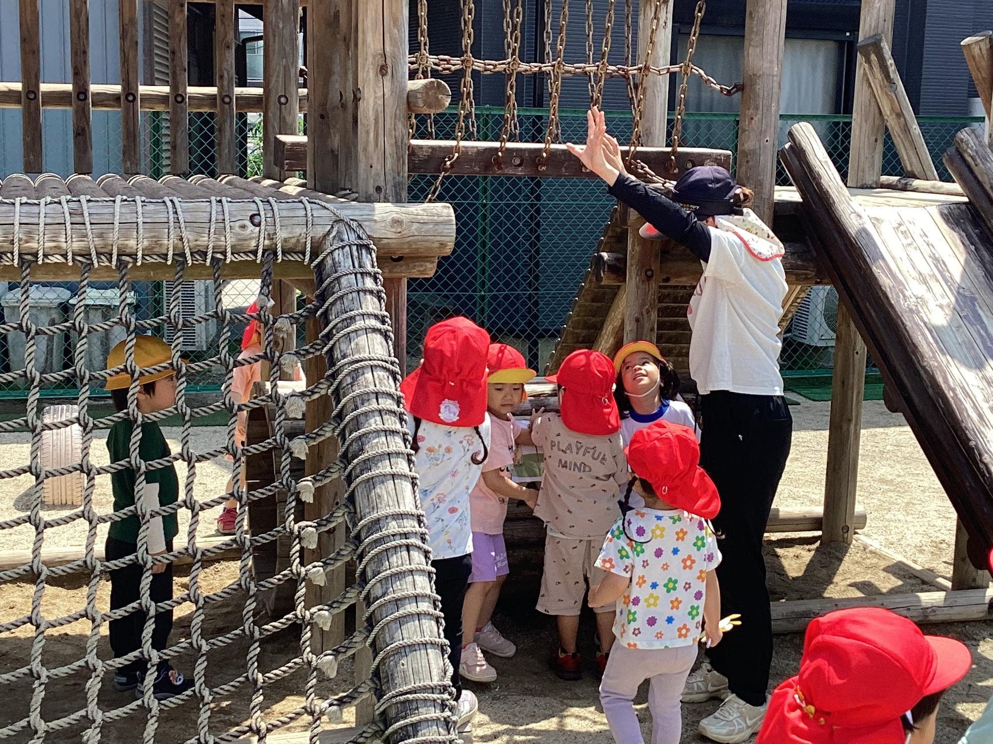 春の遠足 3歳児園庭で遊んでいる様子
