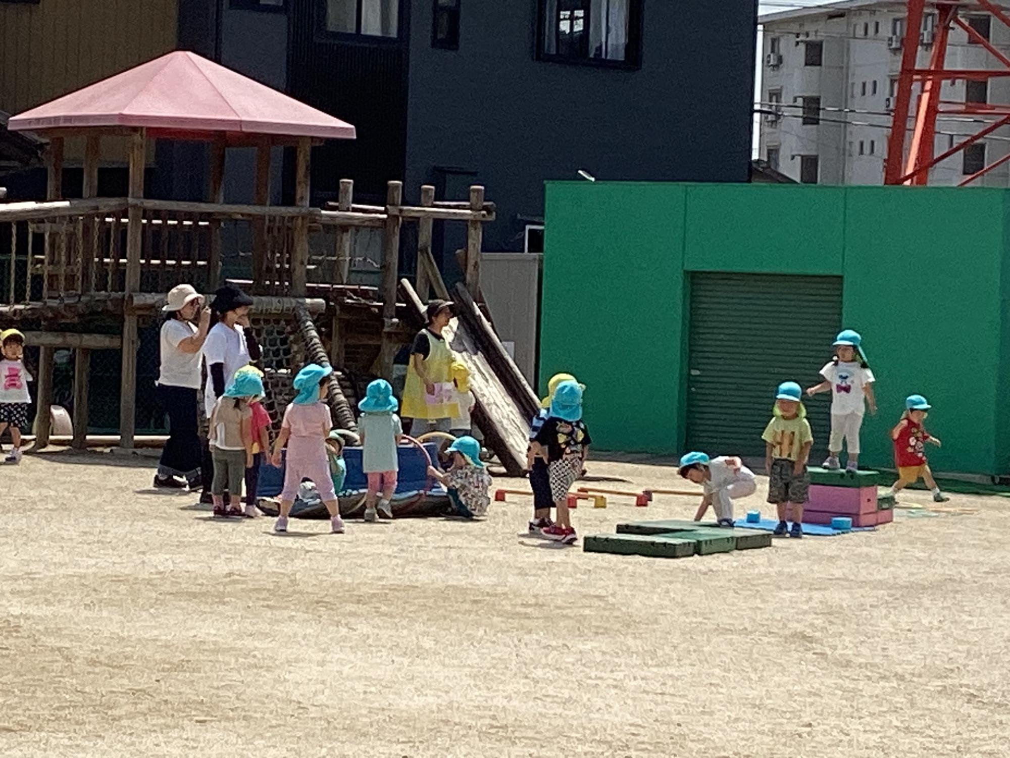 春の遠足 3歳児 園庭で遊んでいる様子1