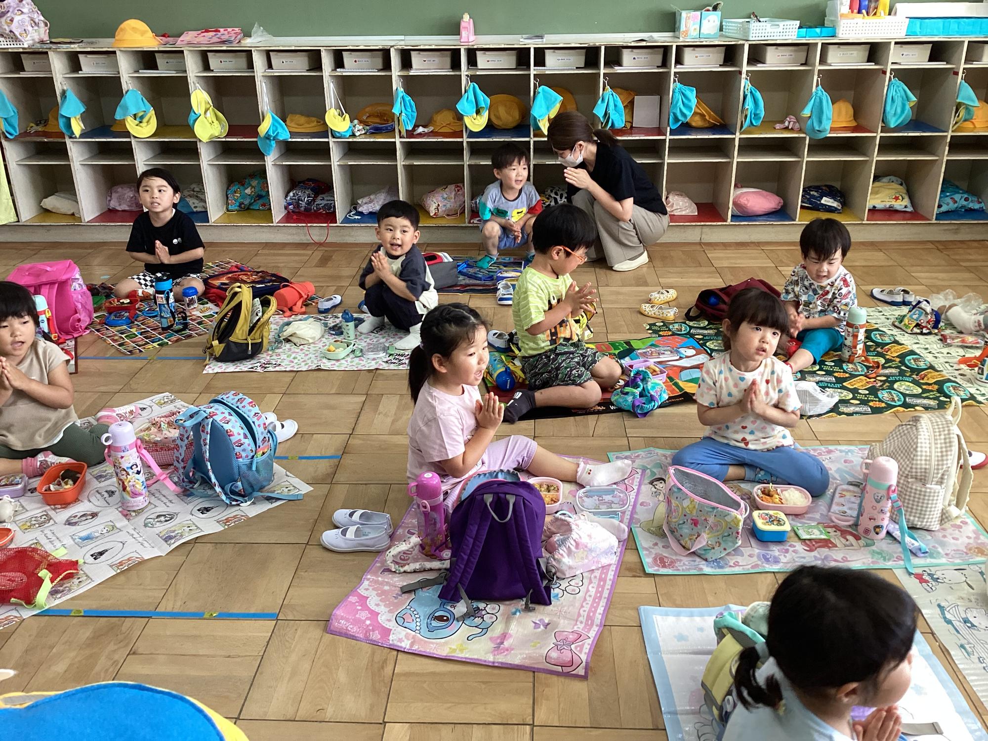 春の遠足 3歳児 保育室でお弁当を食べている様子
