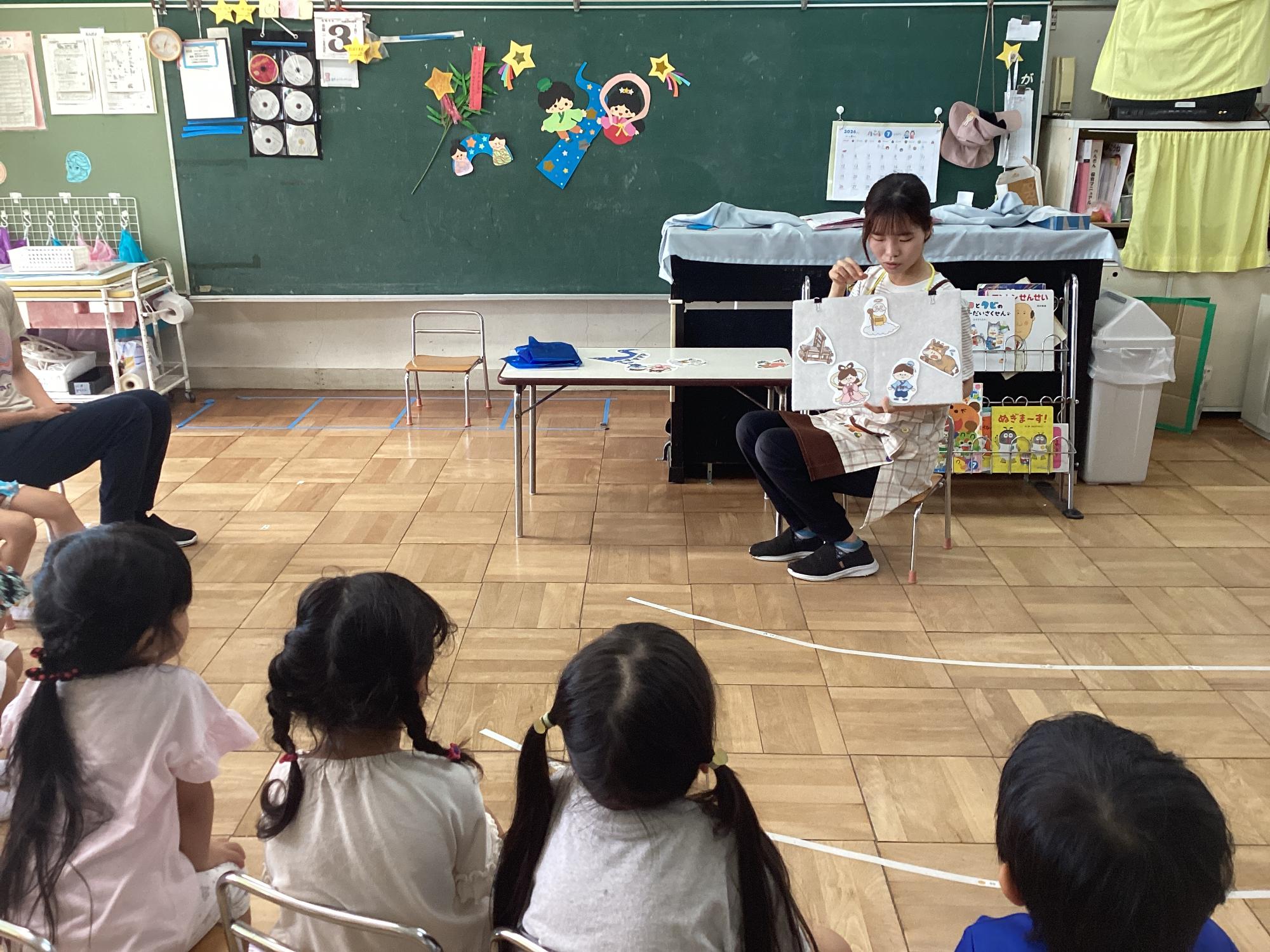 七夕のお話を聞いている様子