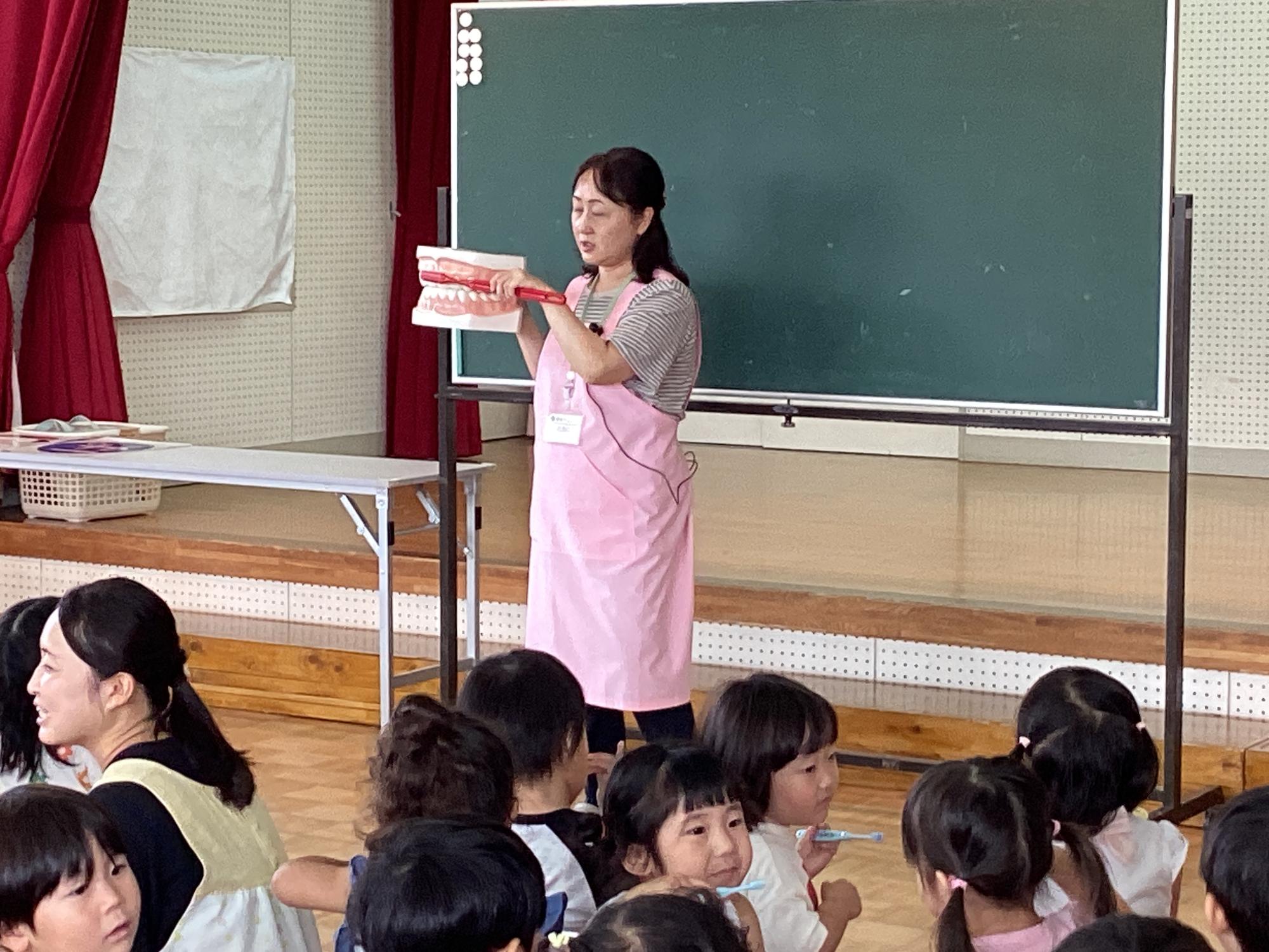 歯みがき指導をする歯科衛生士さんの写真