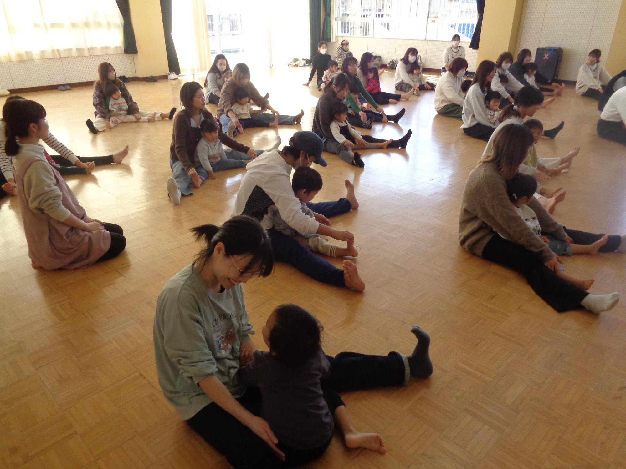 触れ合い遊びの写真1