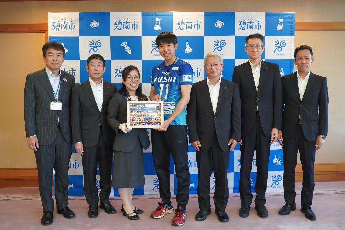 5月19日（火曜日）表敬訪問（アイシンティルマーレ碧南によるVリーグシーズン結果報告）
