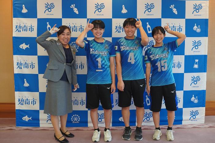 8月26日（水曜日）表敬訪問（全国ヤングバレーボールクラブ男女優勝大会出場報告）