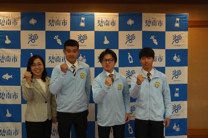 11月26日（水曜日）表敬訪問（技能五輪全国大会出場報告）