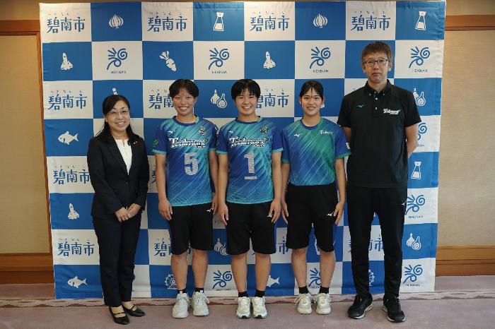 8月30日（金曜日）表敬訪問（全国ヤングバレーボールクラブ男女優勝大会出場報告）
