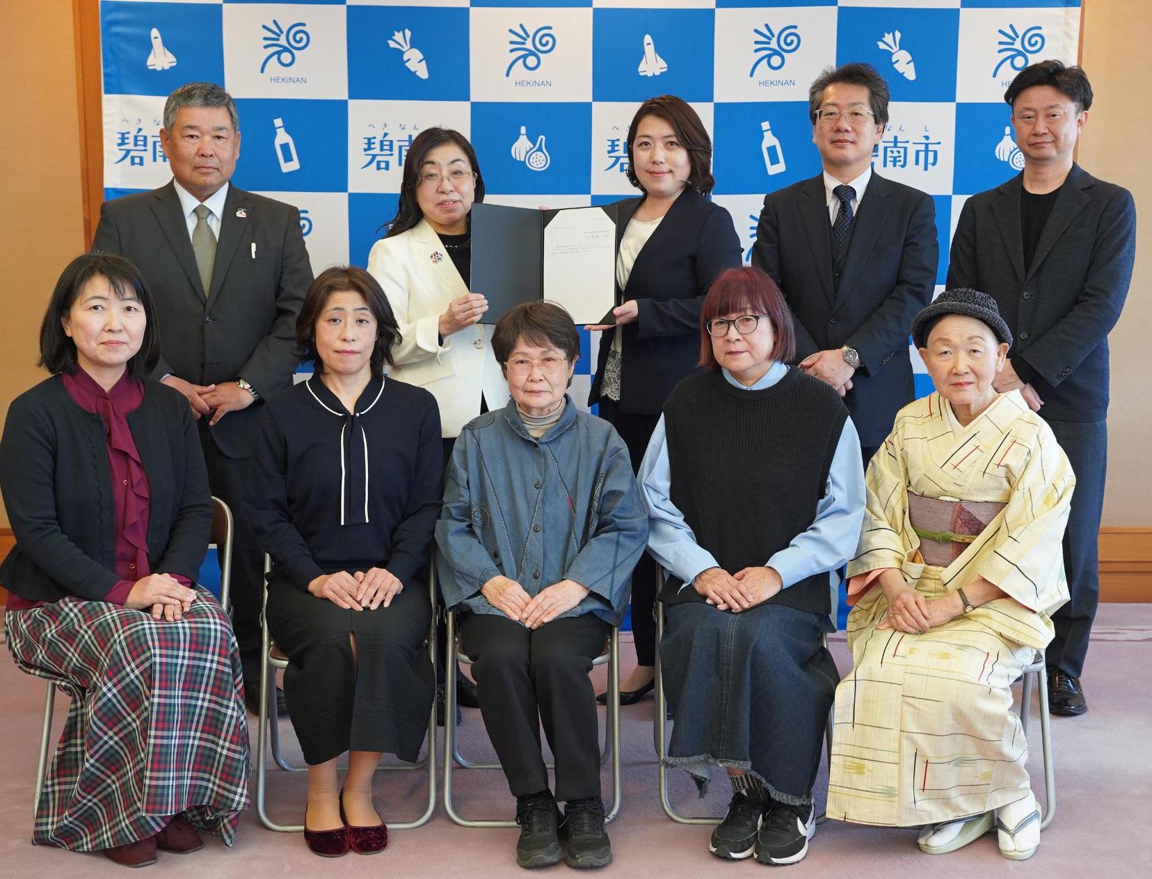審議会委員の皆様と小池友妃子市長