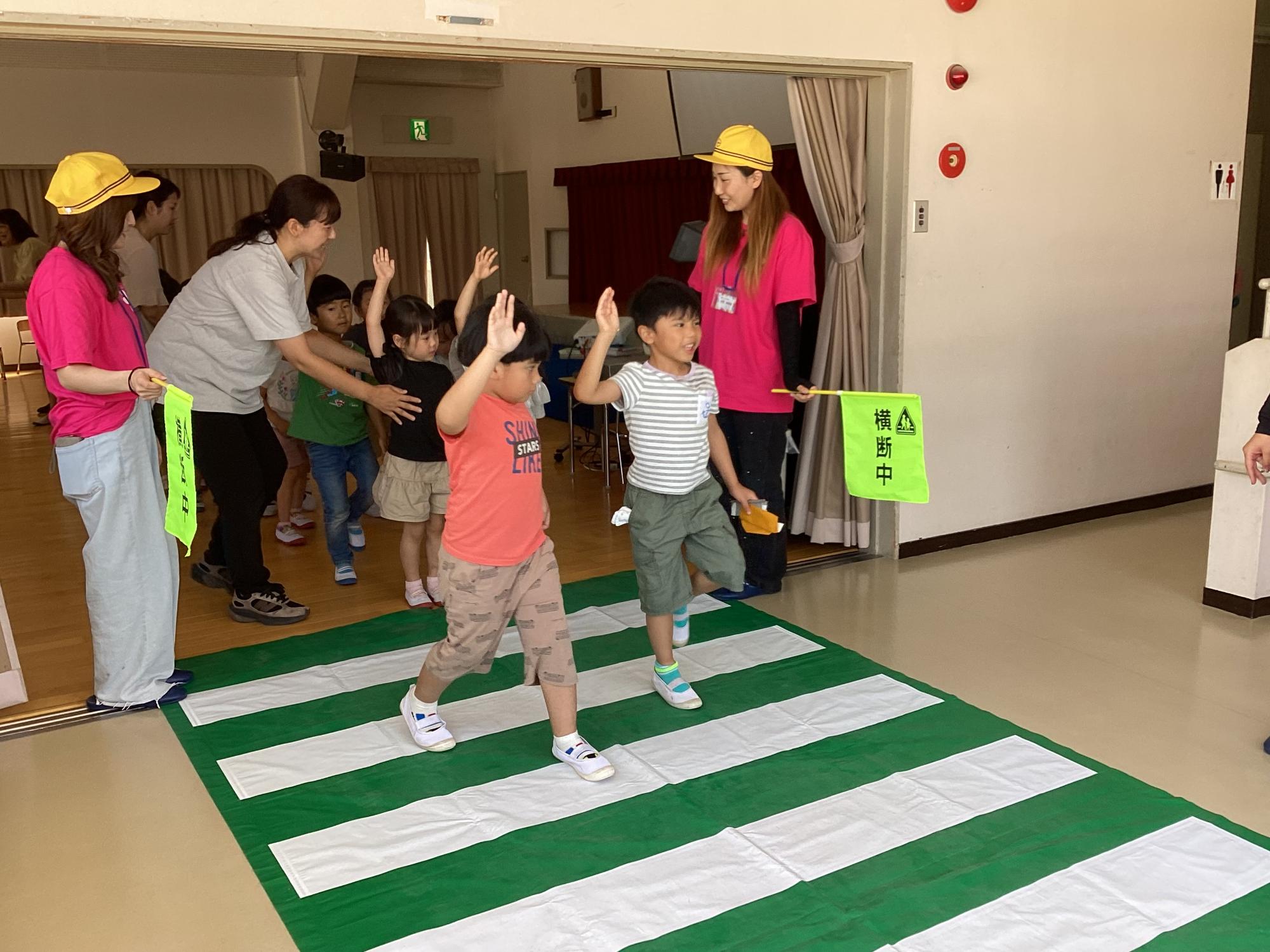 手挙げ横断