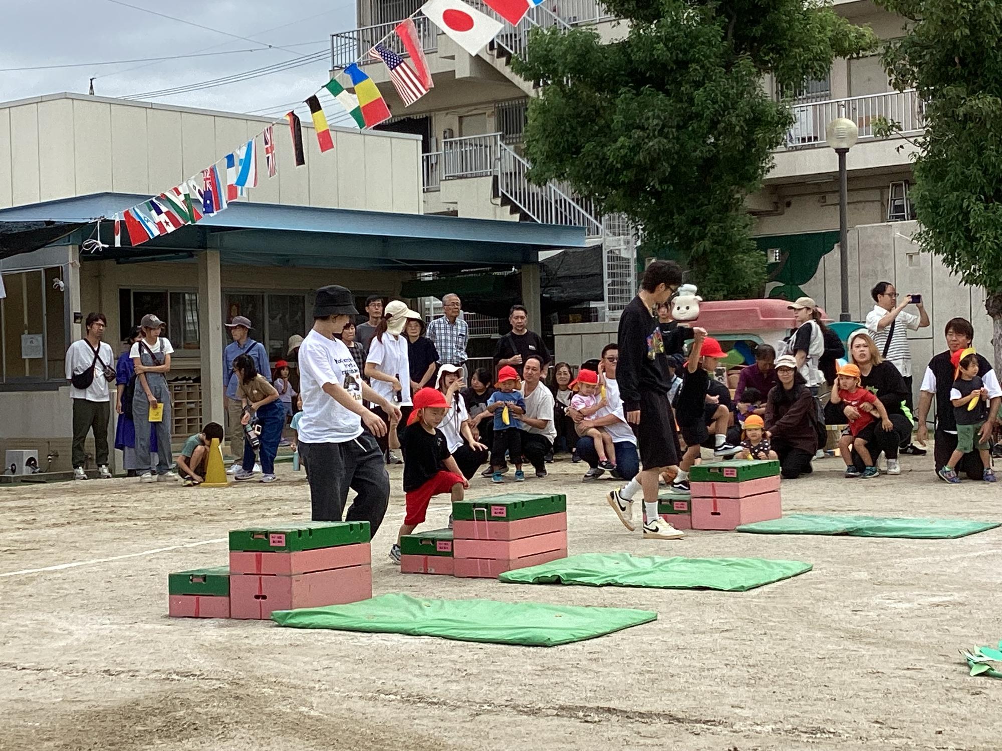 3歳児親子競技 巧技台ジャンプ