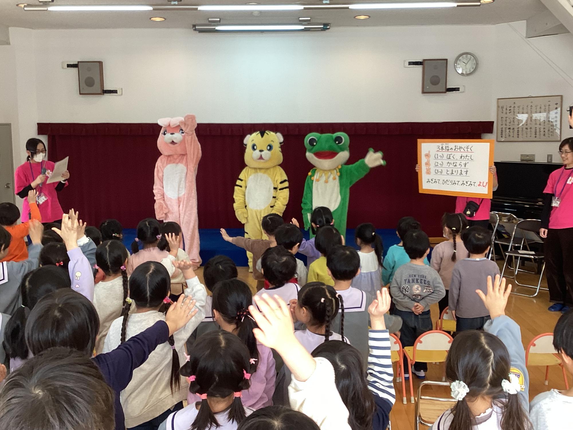 着ぐるみと交通安全