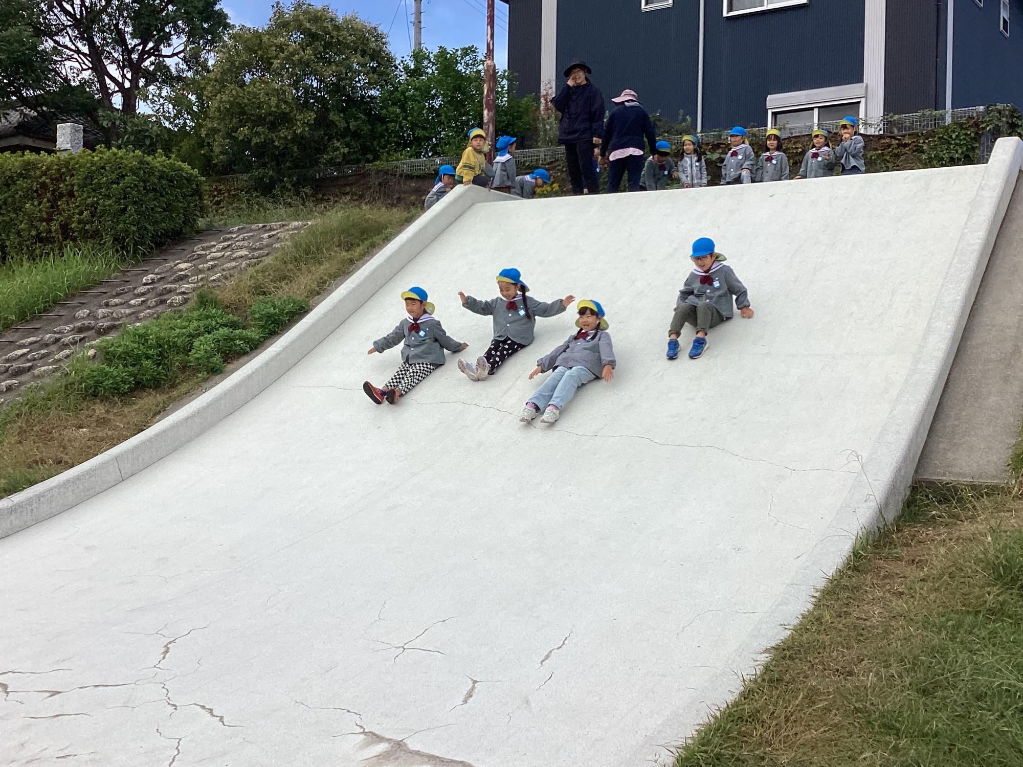 尾城公園 石の滑り台