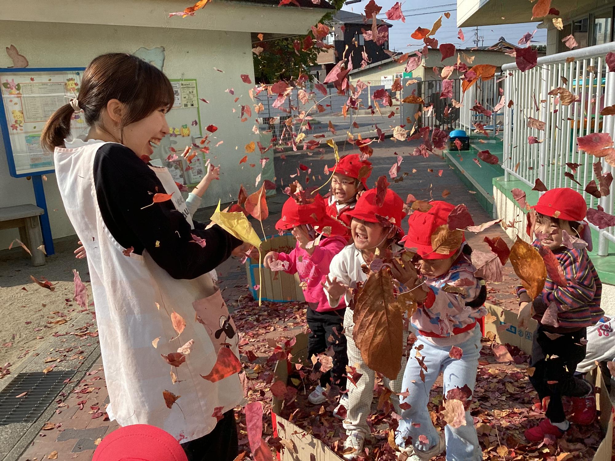 3歳児 遊びの様子 落ち葉の花吹雪