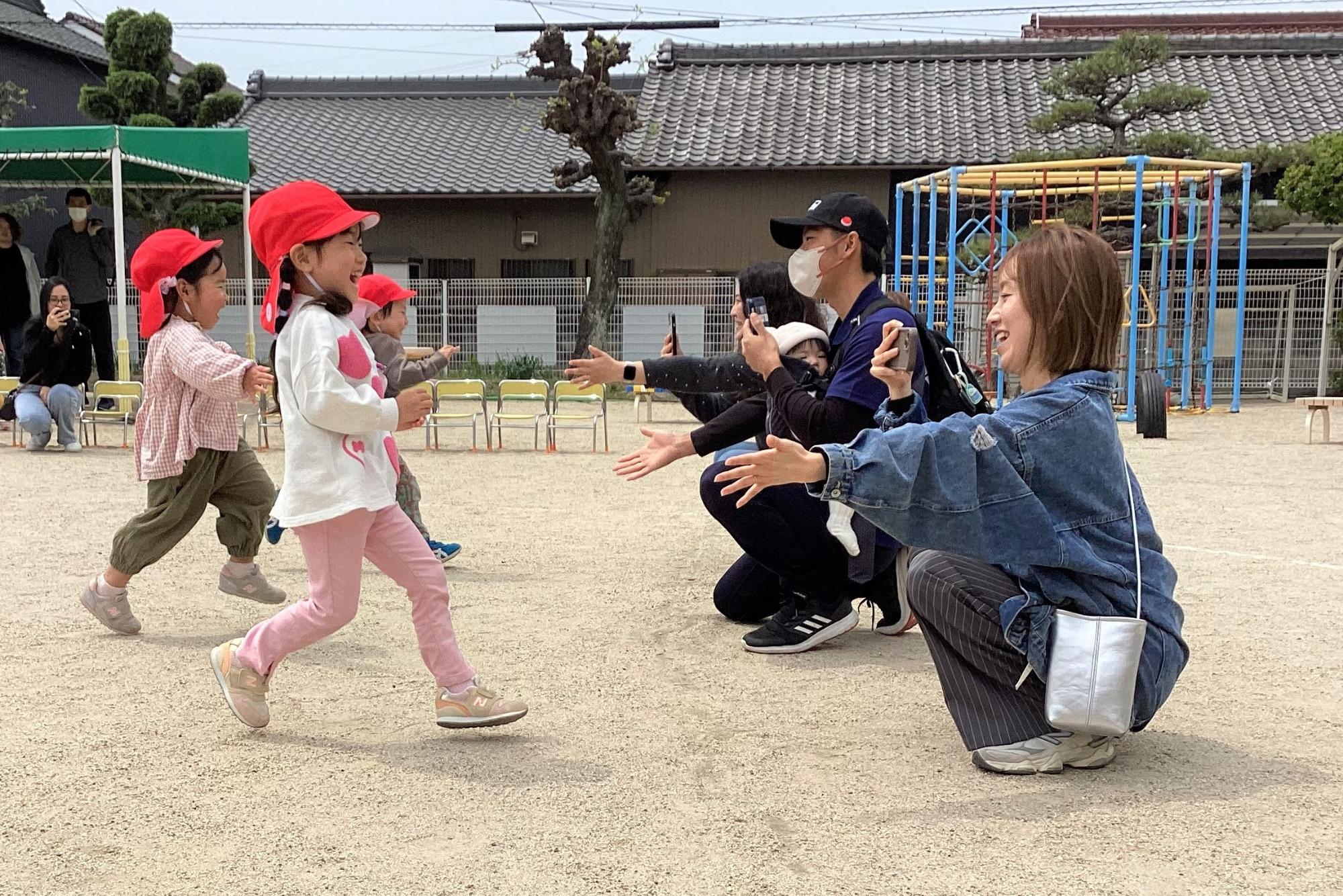 おやこ運動会 3歳児かけっこ 保護者のところまで笑顔ではしります。