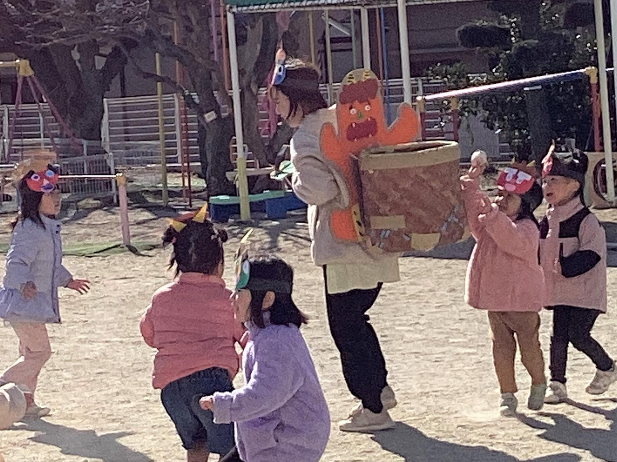 三歳児 節分 鬼を退治するぞ