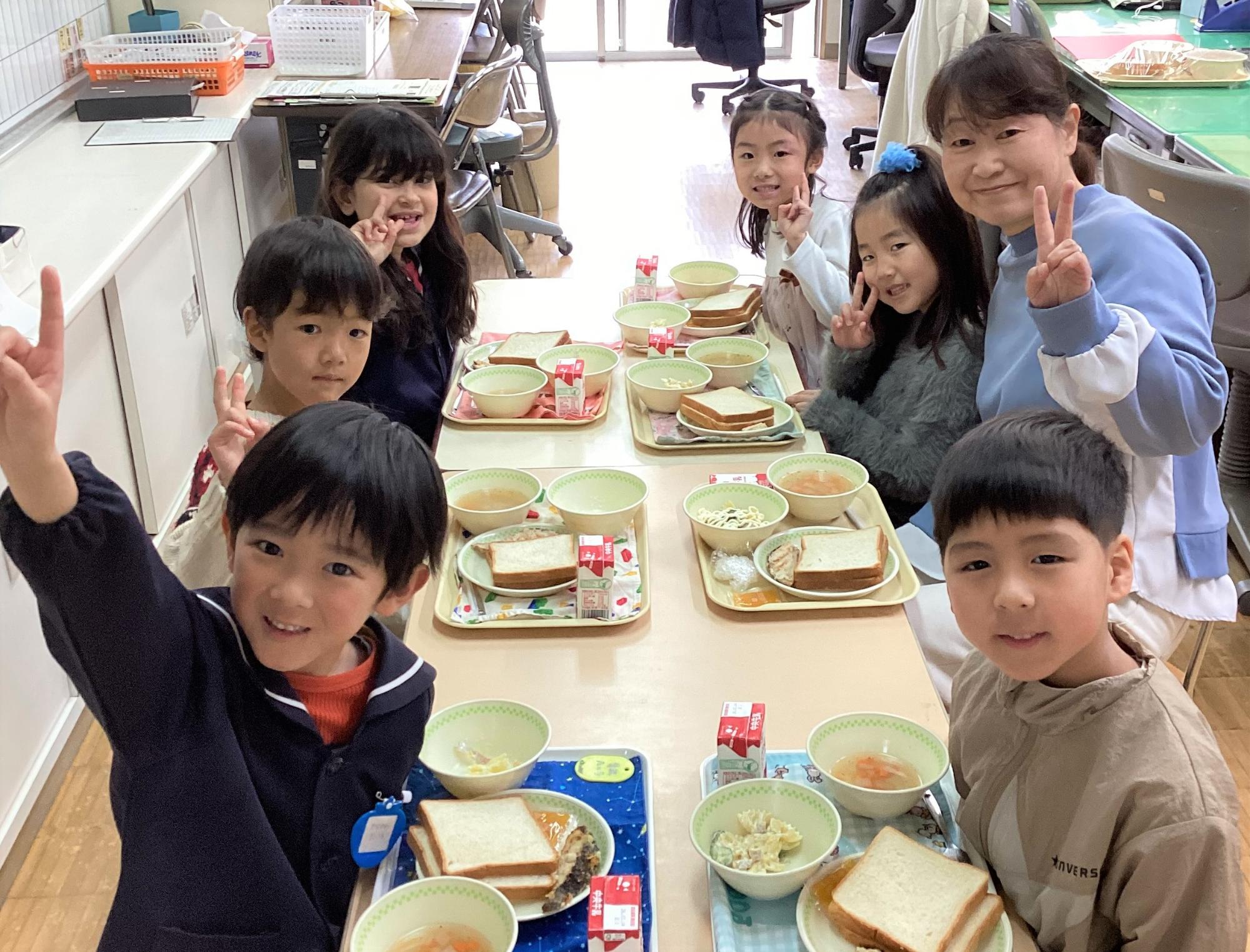 5歳児 卒園式まであとわずか 職員室で園長先生とお給食をたべています。
