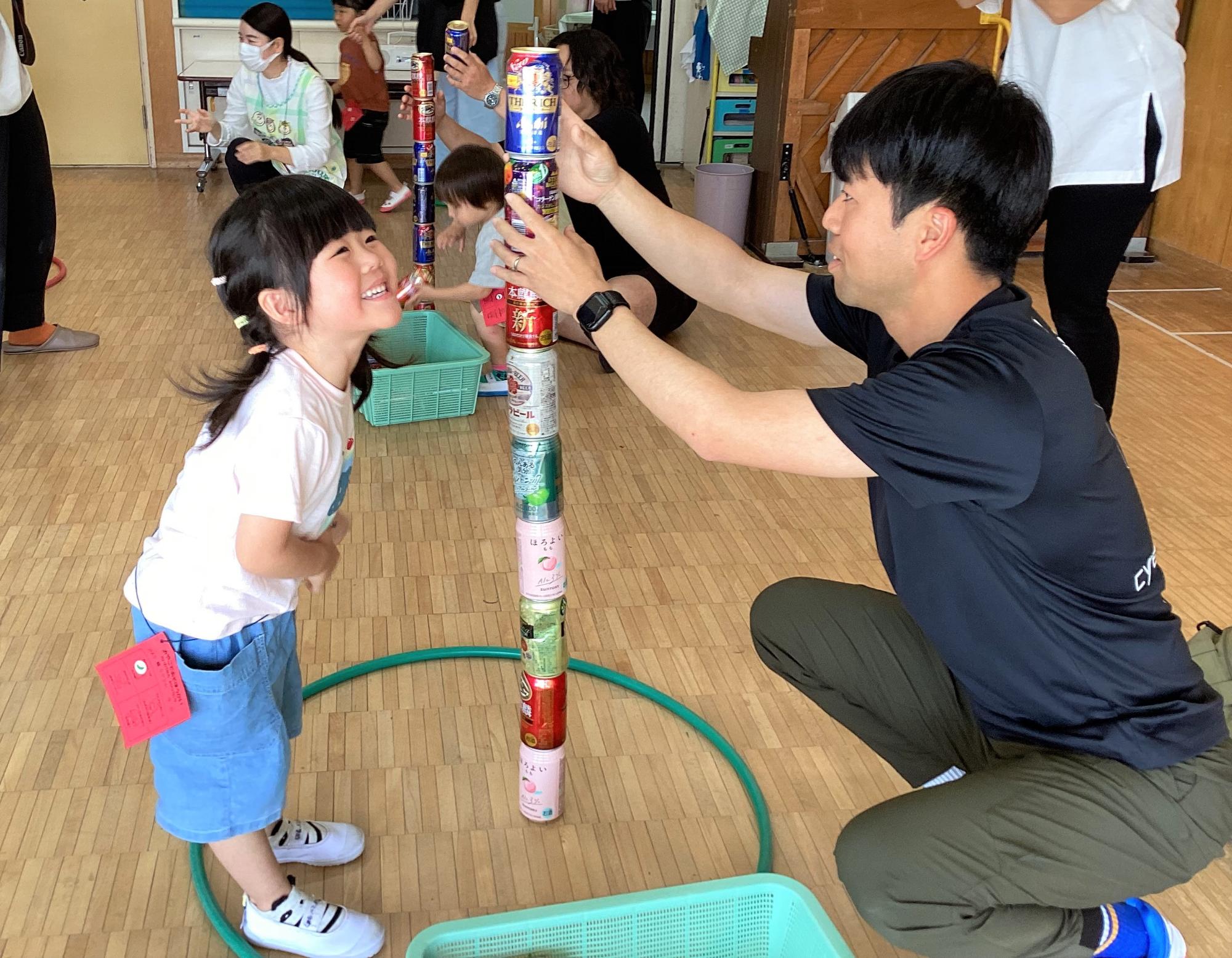 親子で遊ぼう会 空き缶積み たくさん積めたね