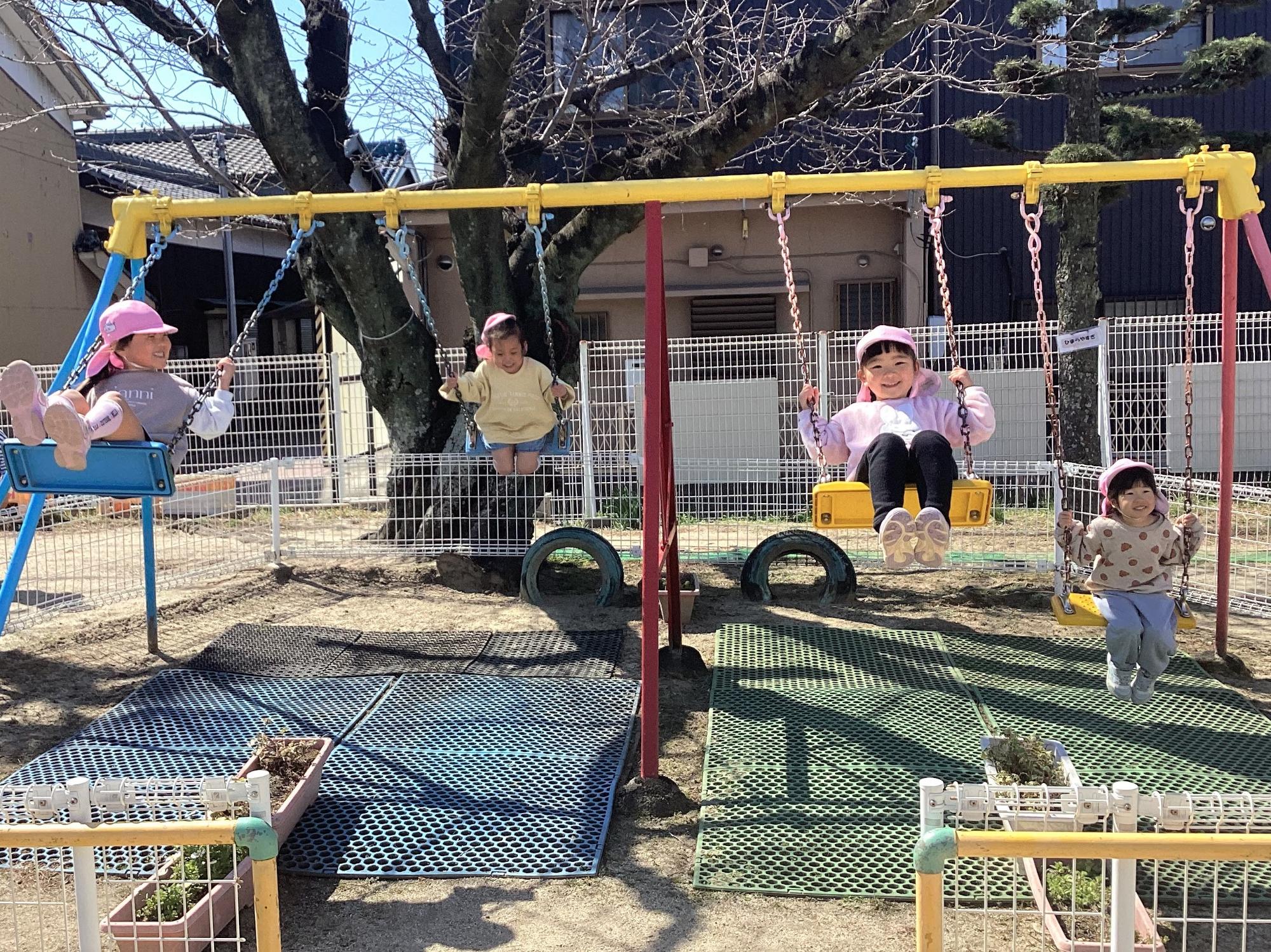 4歳児 みんなでぶらんこ楽しいな