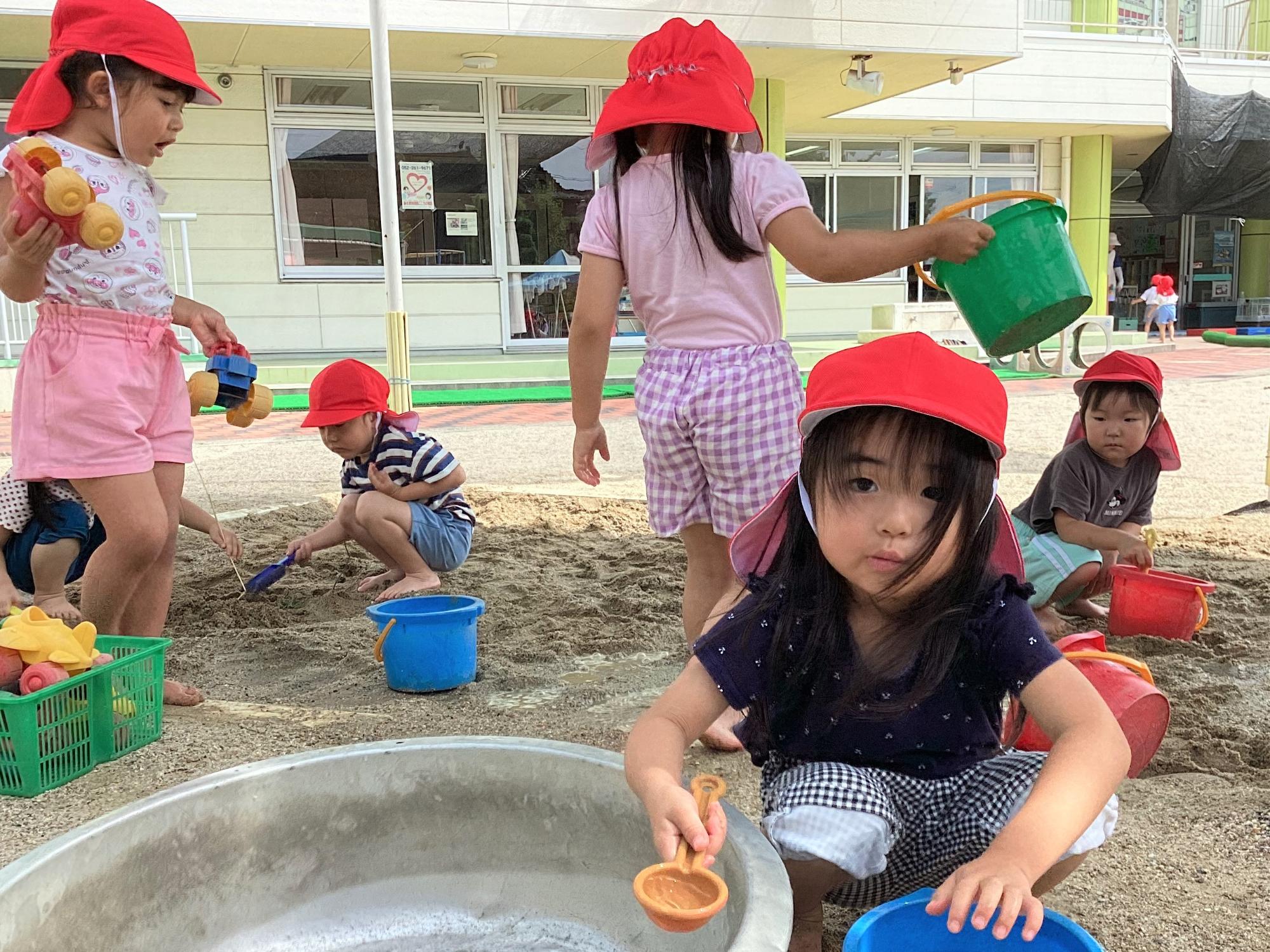 外遊び 砂場でそれぞれ好きなことをして遊んでいます