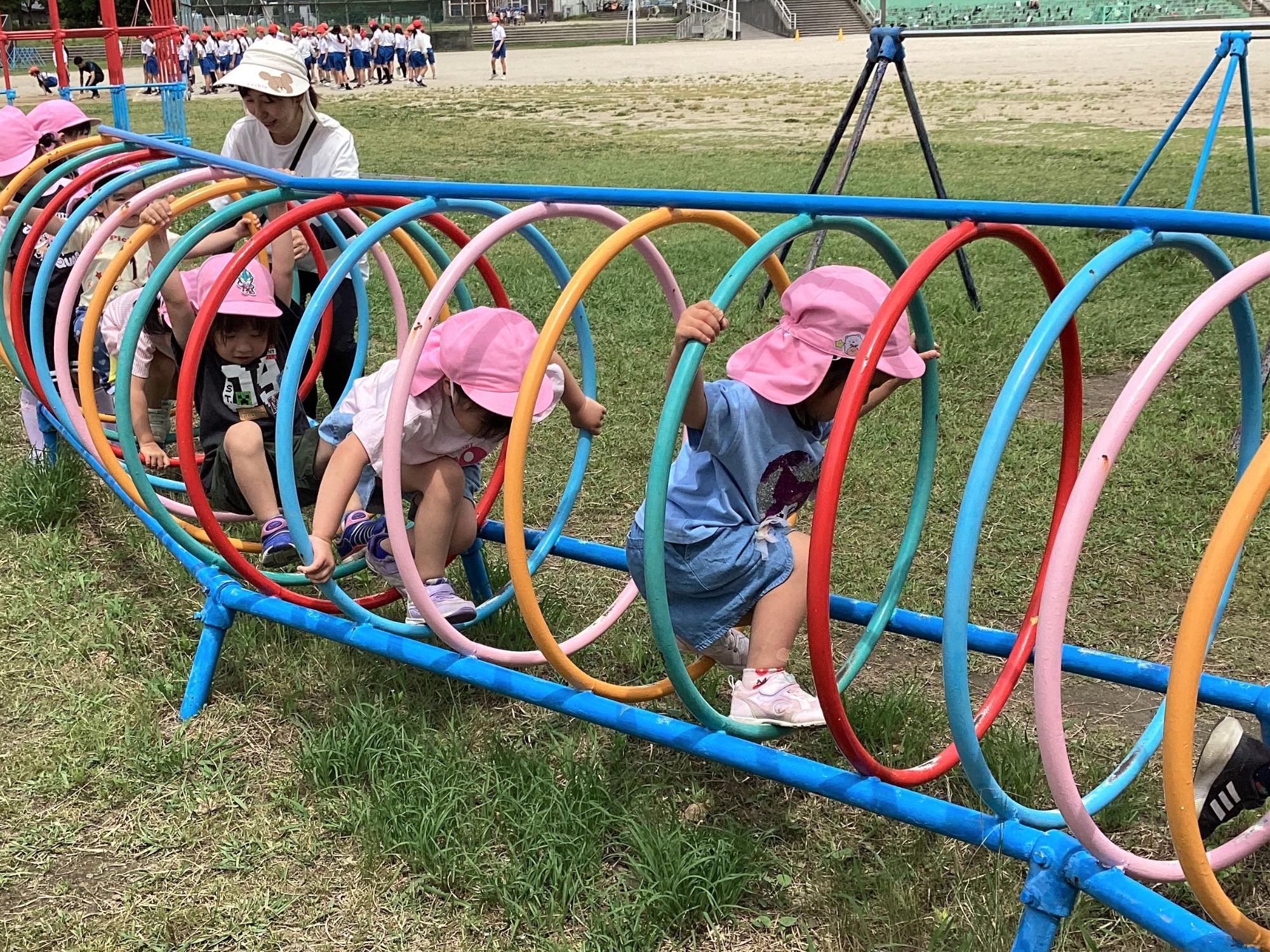 小学校へお散歩にいきました