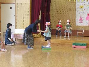 4,5歳児誕生会 プレゼント渡し