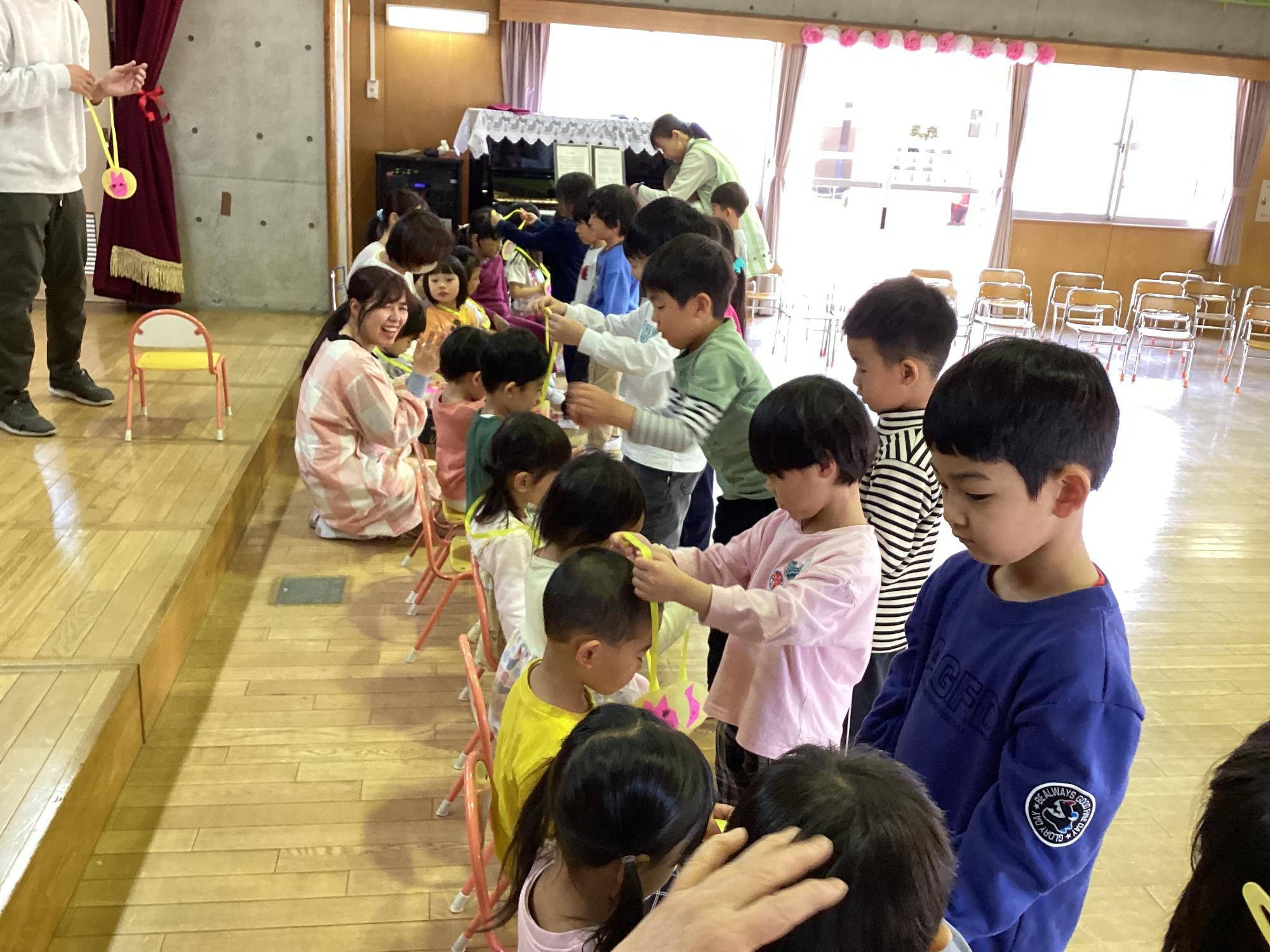 入園おめでとう会（ひよこ組さんにメダルのプレゼント）
