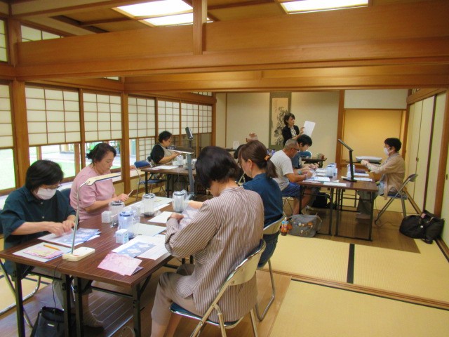 令和7年度ハサミ切り絵体験講座 当日の写真1