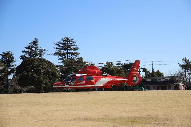 防災ヘリコプターの離着陸訓練
