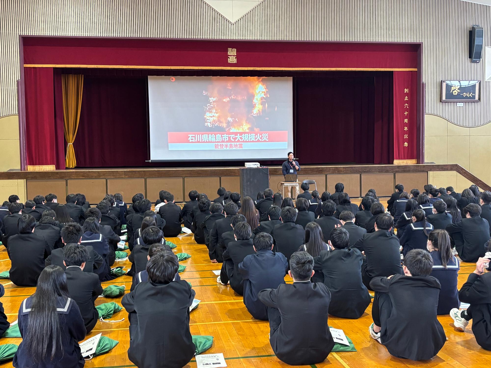 大規模災害時における消防団の必要性を訴える危機管理課職員