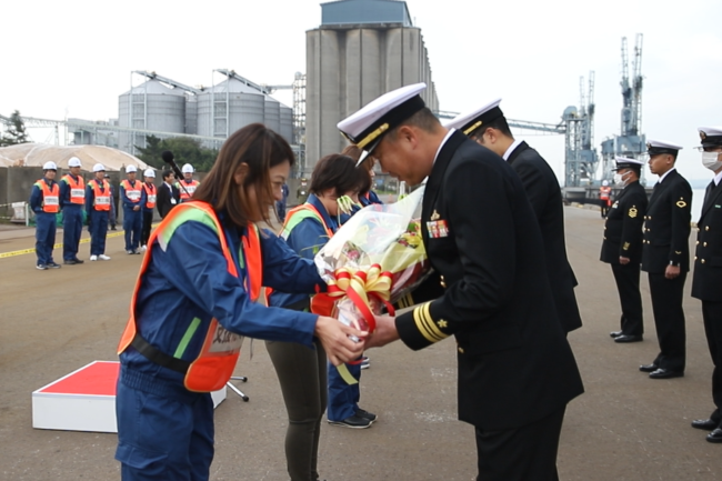 入港歓迎行事での花束贈呈